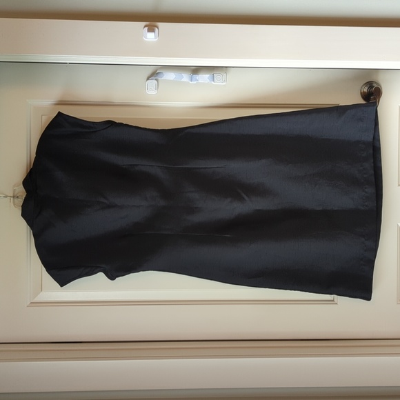 Elegant Black Dress with Gold Accents - Picture 6 of 6